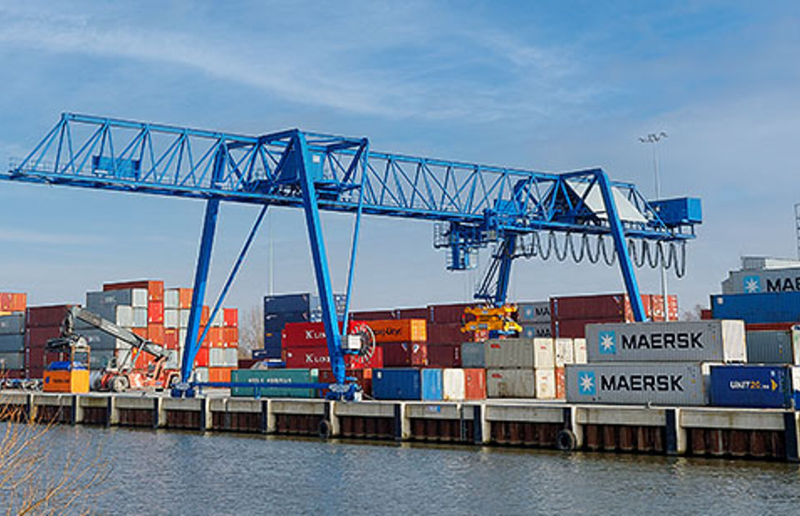 Container-Terminal Bruay mit Fluss im Vordergrund