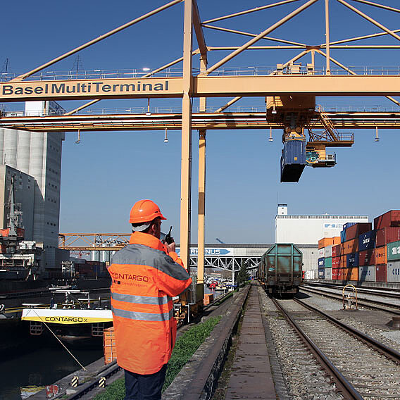 Terminal-Ansicht mit Containern und einem Kran