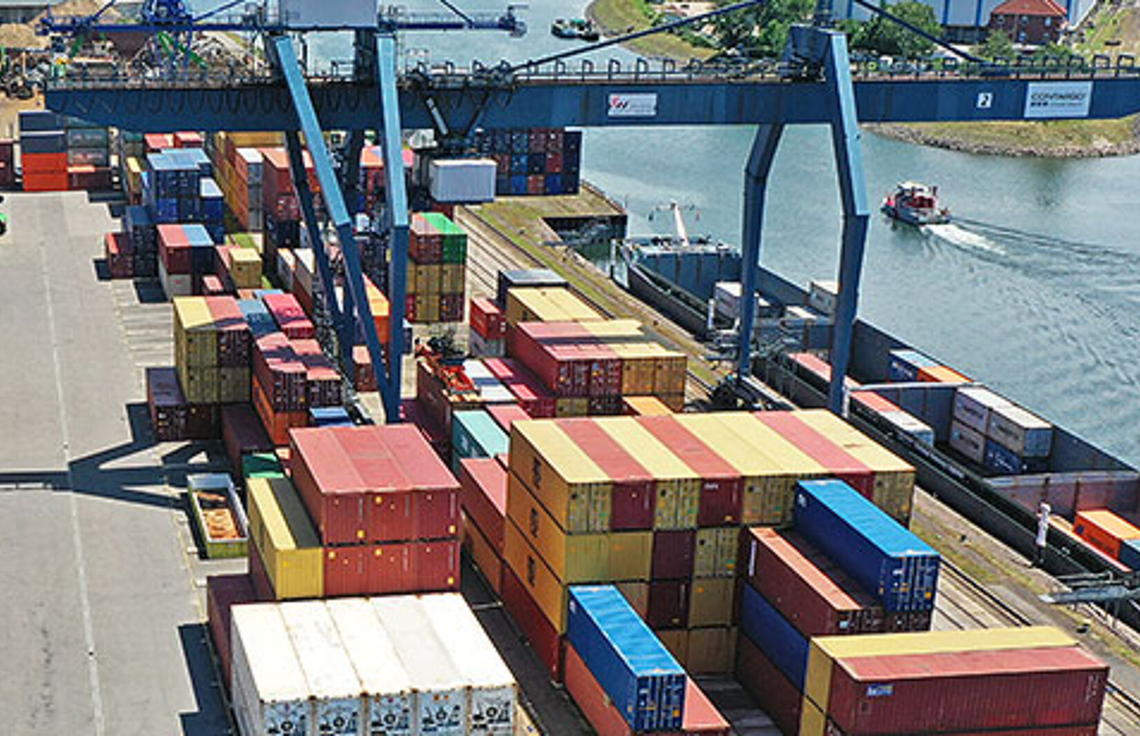 Containerstapel von oben am Container-Terminal Karlsruhe