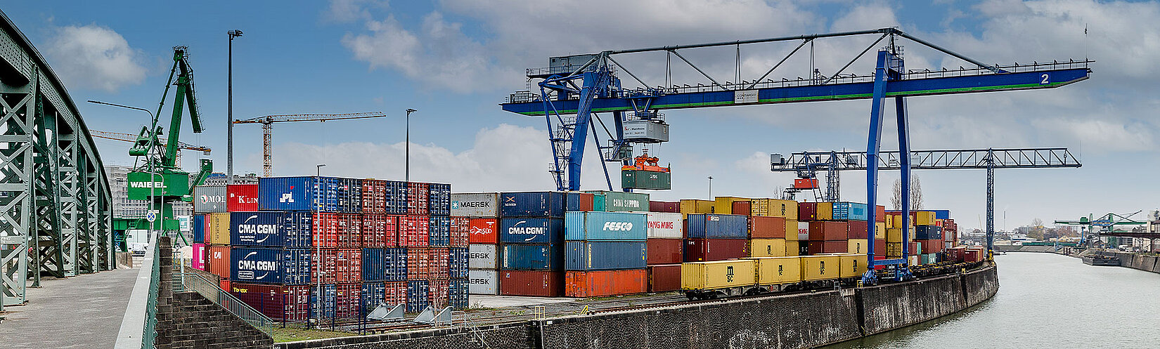 Container-Terminal Frankfurt-Ost mit Krananlage und Fluss im Vordergrund