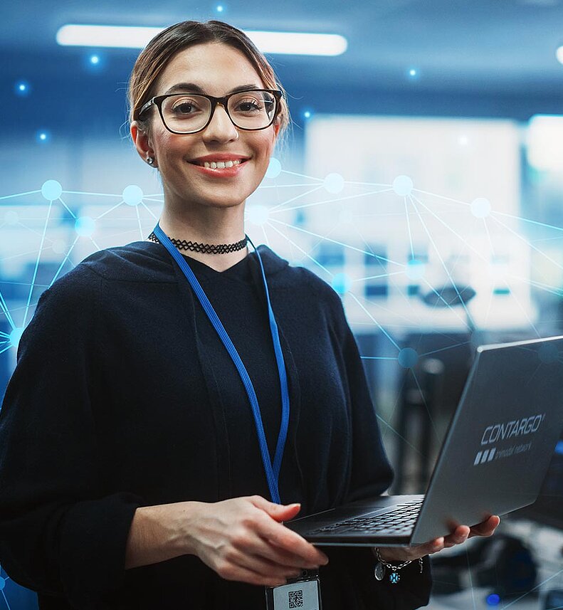 Entwicklerin lächelt mit einem Contargo Laptop in die Kamera