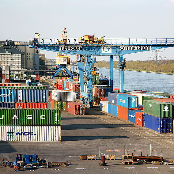 Contargo Terminal mit Containerstapel und Krananlagen angrenzend am Fluss