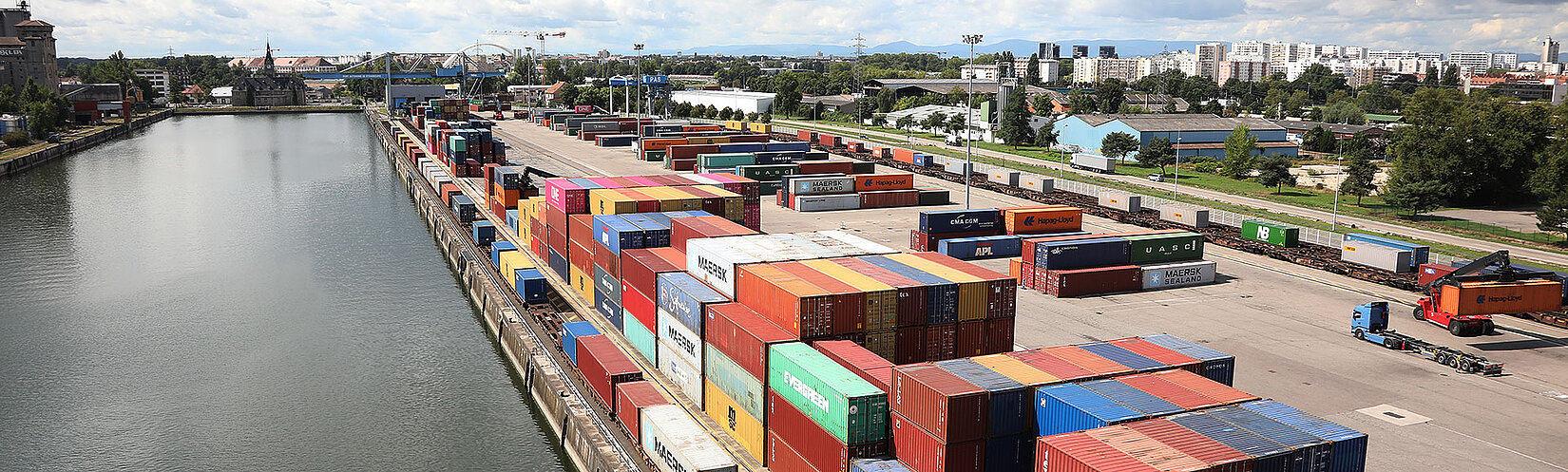 Container-Terminal am Hafenbecken mit der Stadt Strasbourg im Hintergrund
