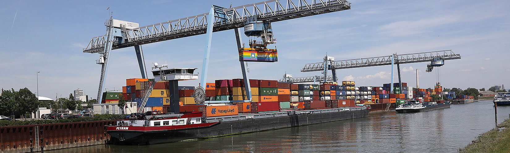 Zwei Container-Schiffe werden am Container-Terminal von Kränen entladen