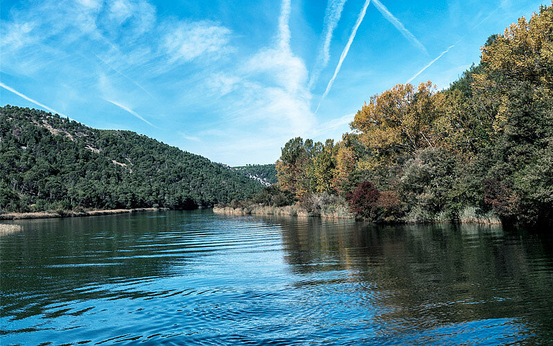 Fluss im Hintergrund mit Binnenschiff Icon im Vordergrund