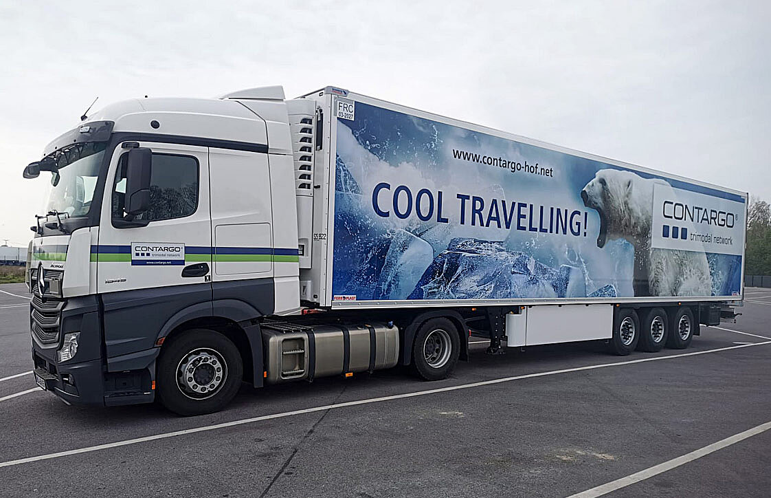 Hof CNL Lkw mit Tiefkühlhänger mit Eisbär-Motiv