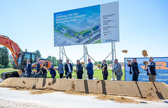 Erster Spatenstich für KV-Terminal im Hafen Straubing-Sand