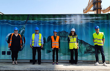 Fünf Mitarbeitende vor RhineCleanUp Container