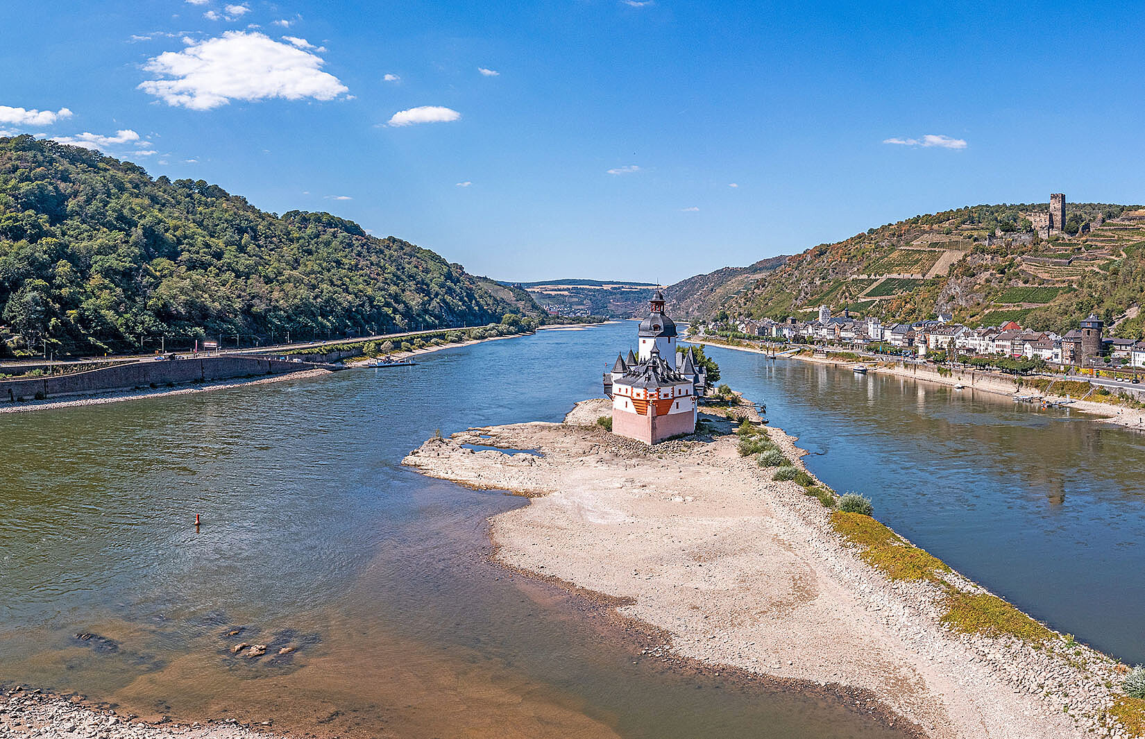 Fluss mit Kleinwasser mit Landschaft links und rechts