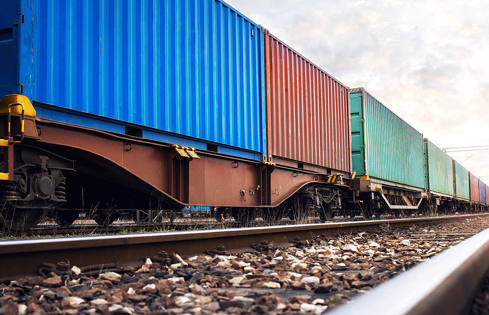 Container Zug auf Bahnschiene