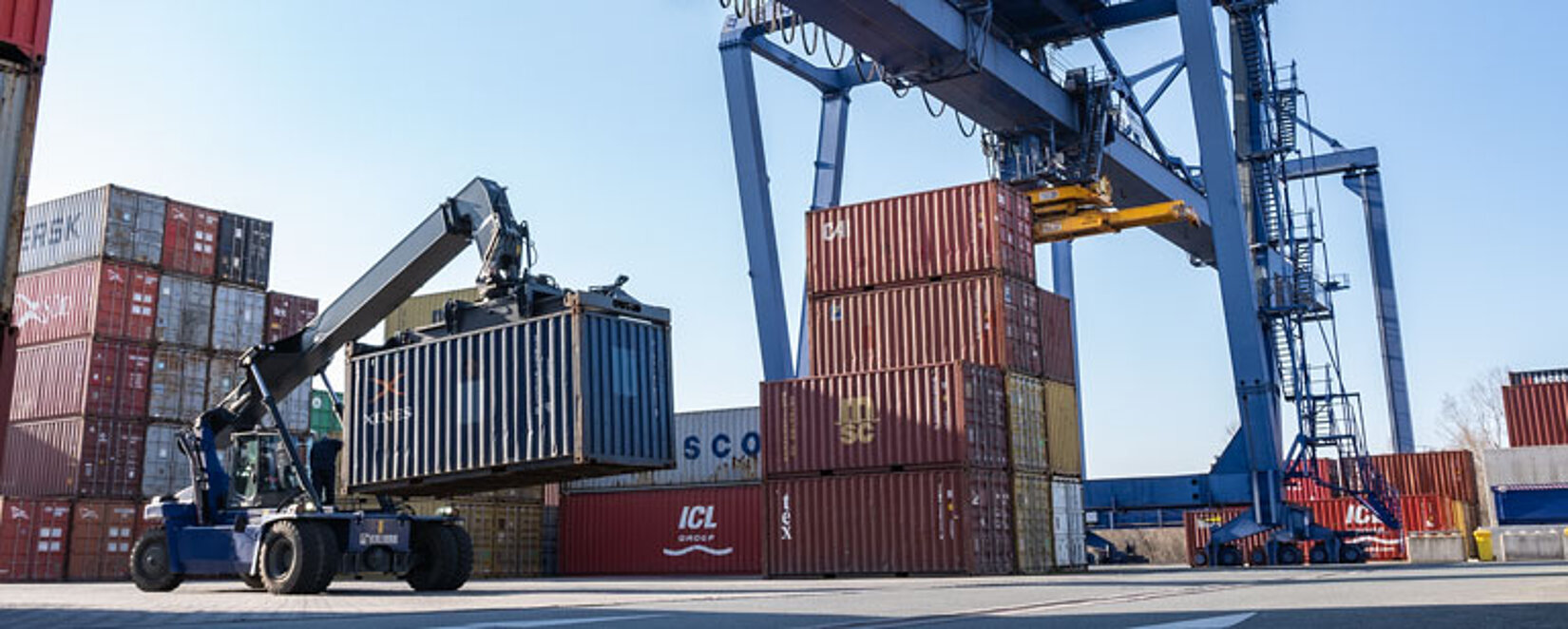 Reachstacker mit Container auf dem Container-Terminal Gustavsburg