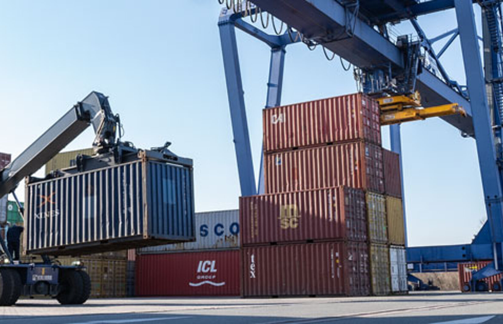 Reachstacker mit Container auf dem Container-Terminal Gustavsburg
