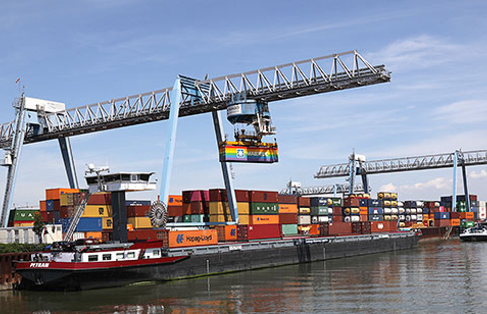 Krananlage entlädt ein Binnenschiff am Container-Terminal Ludwigshafen