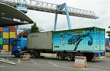 RhineCleanUp Container fährt auf Lkw durch den Terminal-Schalter