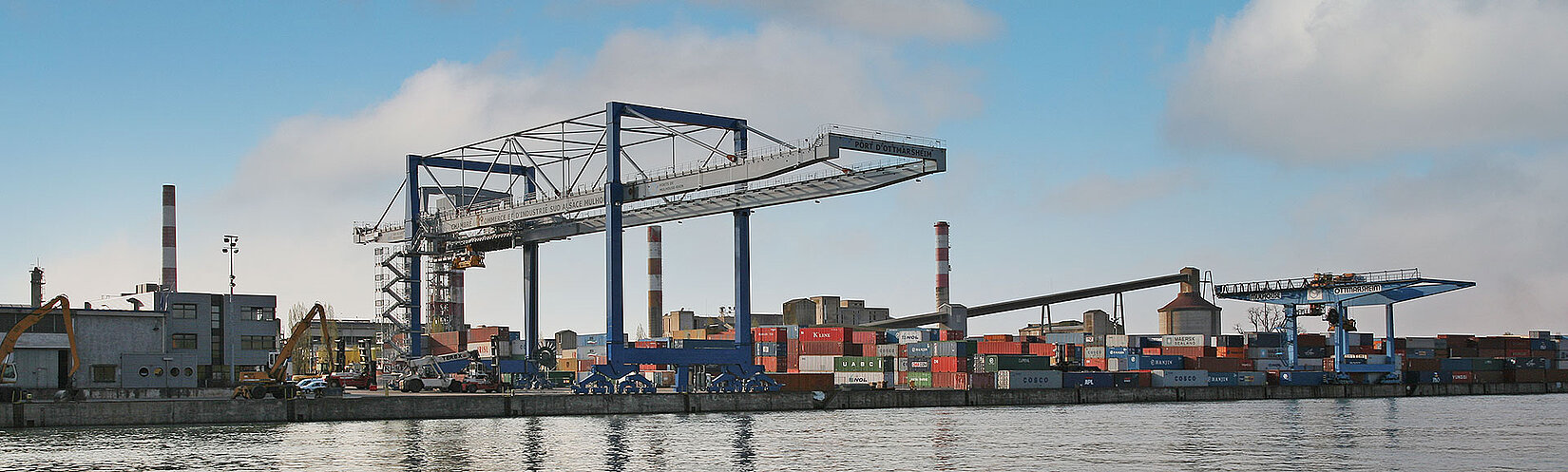 Container Terminal mit Fluss im Vordergrund