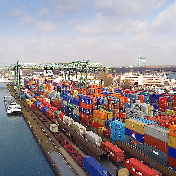 Luftaufnahme vom Container-Terminal Dortmund am Fluss