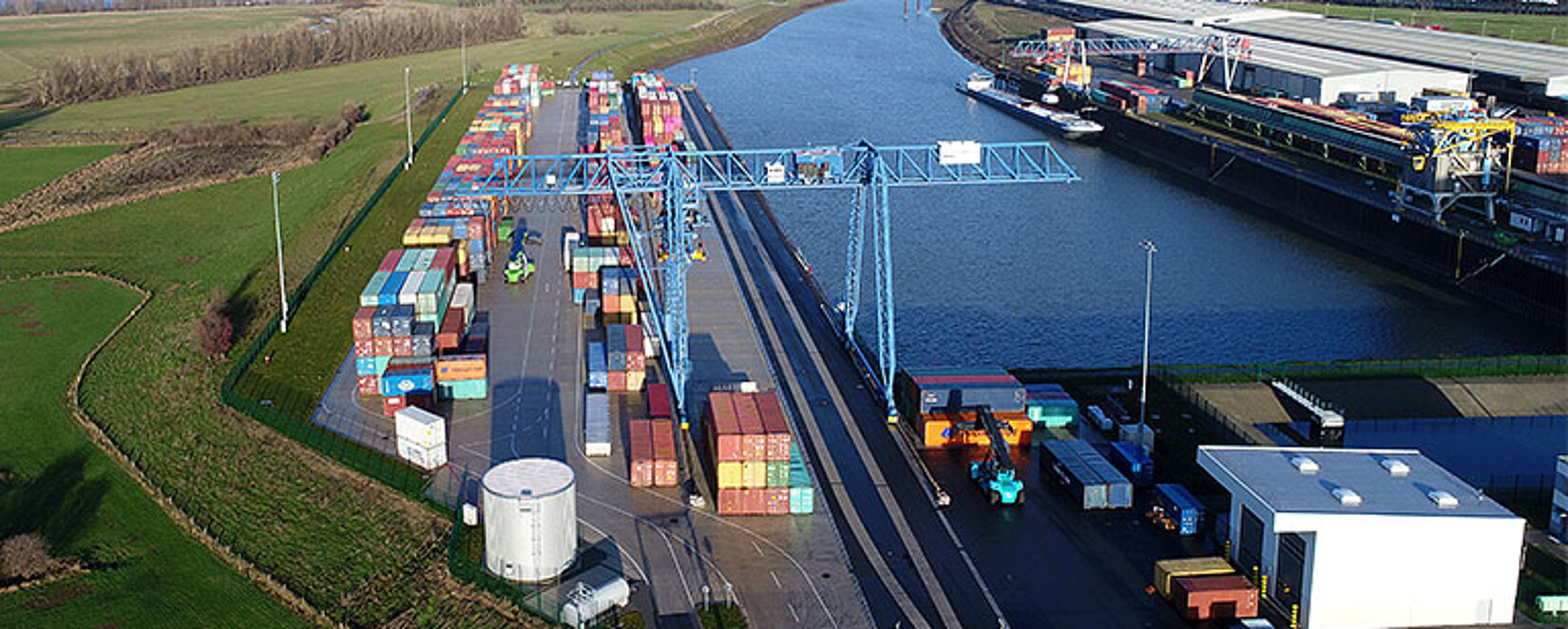 Container-Terminal Emmelsum aus der Vogelperspektive