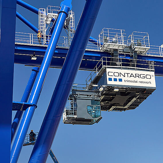 Kranführerhaus an einem großen Containerkran. Blauer Himmel.