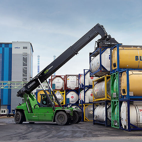 Grüner Reachstaker hebt Tank Container an.