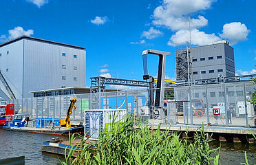 Gelände im freien, Wasser, Terminal und Gebäude plus Ladestation, blauer Himmel