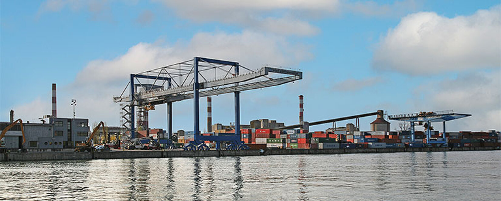 Container-Terminal Ottmarsheim mit Fluss im Vordergrund