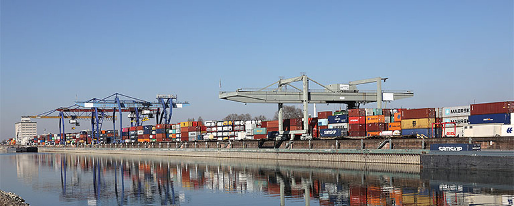 Container-Terminal in Mannheim mit Fluss im Vordergrund