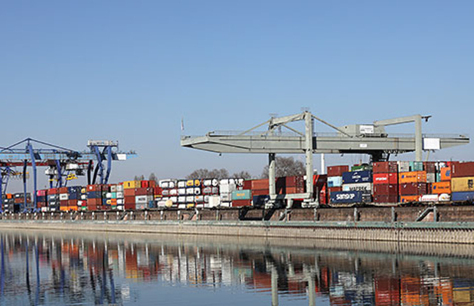 Container-Terminal in Mannheim mit Fluss im Vordergrund