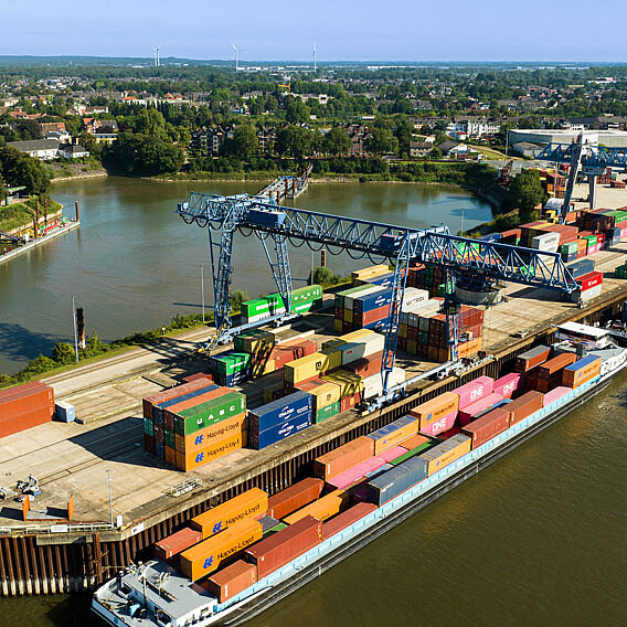 Beladenes Binnenschiff wird am Container-Terminal Emmerich von Kran entladen