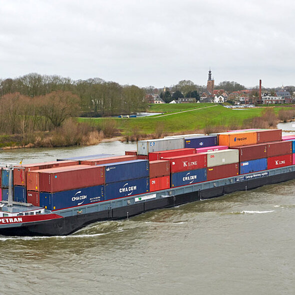 Binnenschiff auf dem Rhein