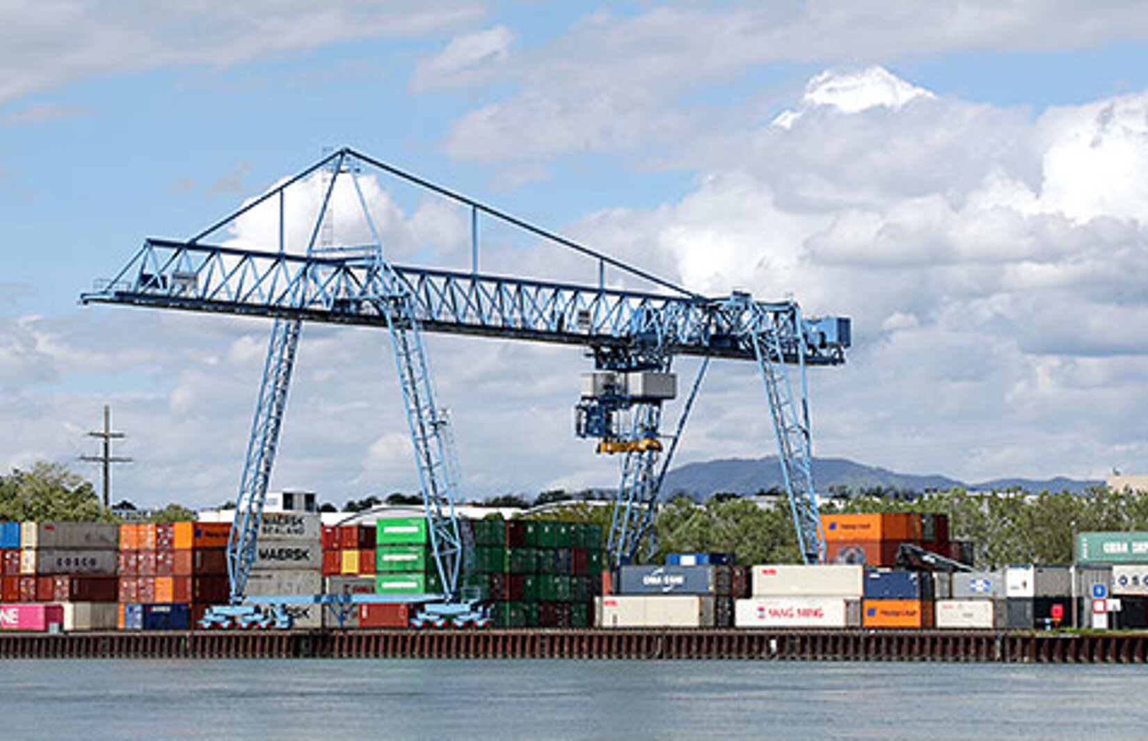 Container-Terminal Weil am Rhein mit Fluss im Vordergrund