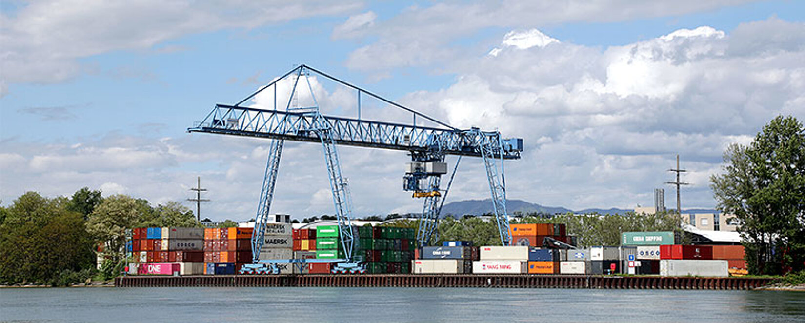 Container-Terminal Weil am Rhein mit Fluss im Vordergrund