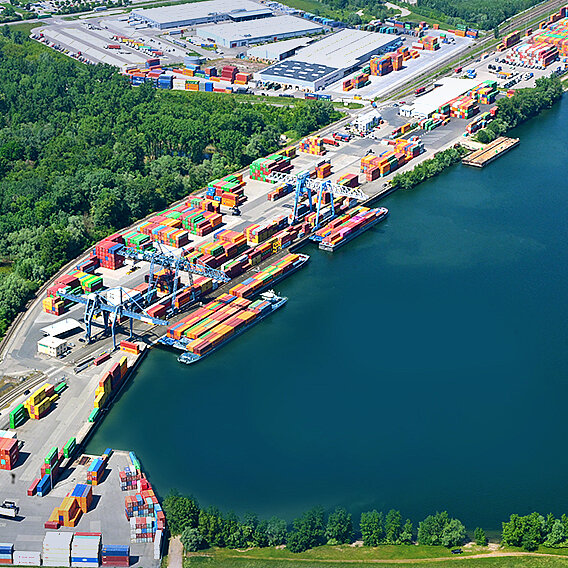 Vogelperspektive des Container-Terminals im Hafenbecken