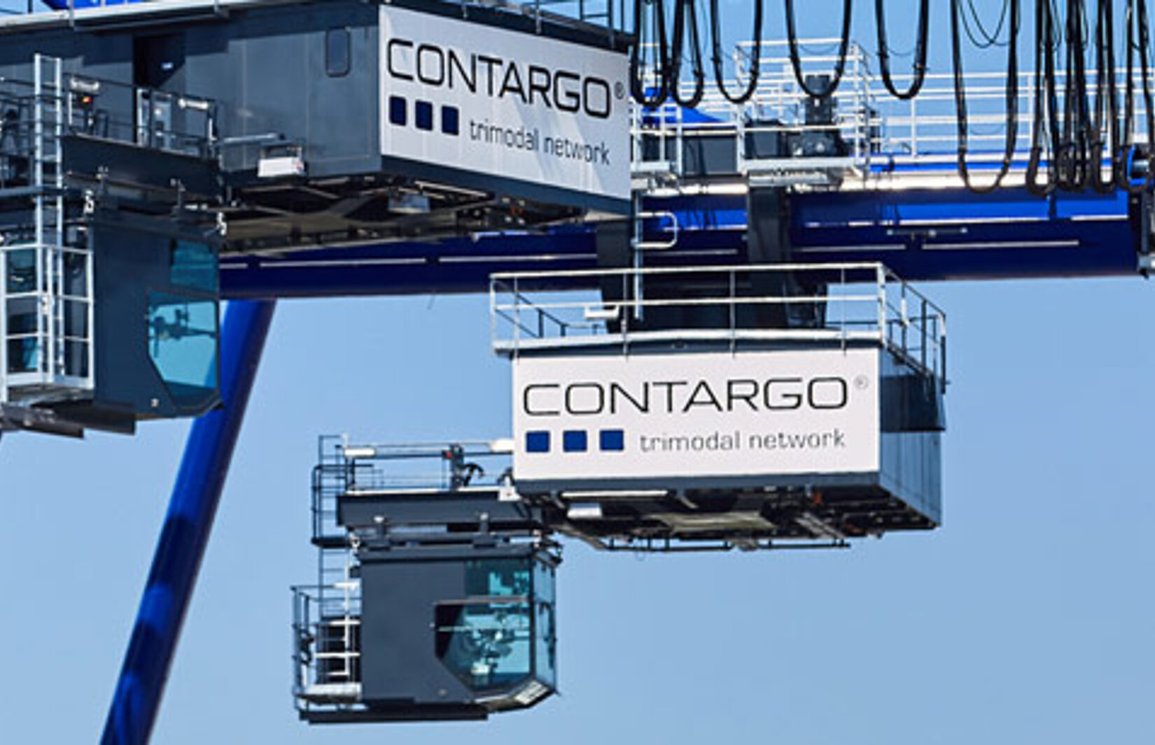Führerhaus einer Krananlage am Container-Terminal Neuss